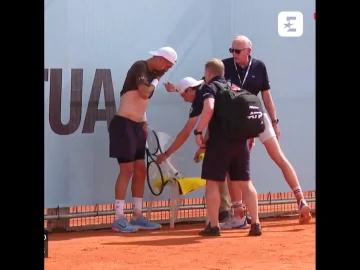 Ugo Humbert apporte une chaise à Terence Atmane