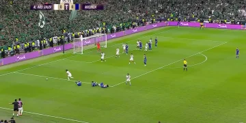 Trois joueurs se percutent dans une combinaison