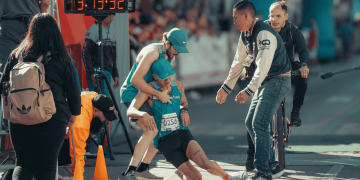 homme s'éffrondre marathon