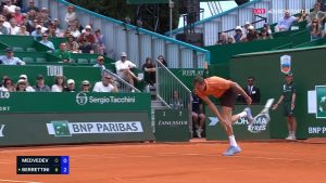 Medvedev brise une raquette