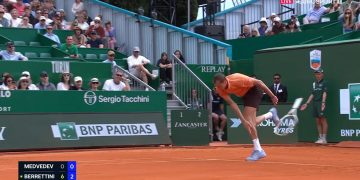 Medvedev brise une raquette