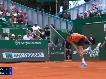 Medvedev brise une raquette