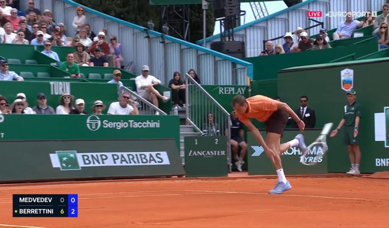 Tennis | Double bulle et quintuple brisage de raquette : le chef d&rsquo;œuvre de Medvedev.