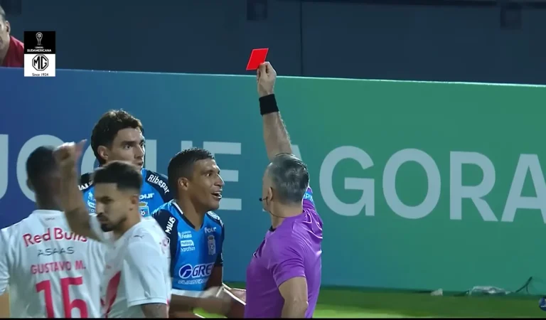 Deux cartons jaunes en 7 secondes : le coup de génie immense de cet Argentin