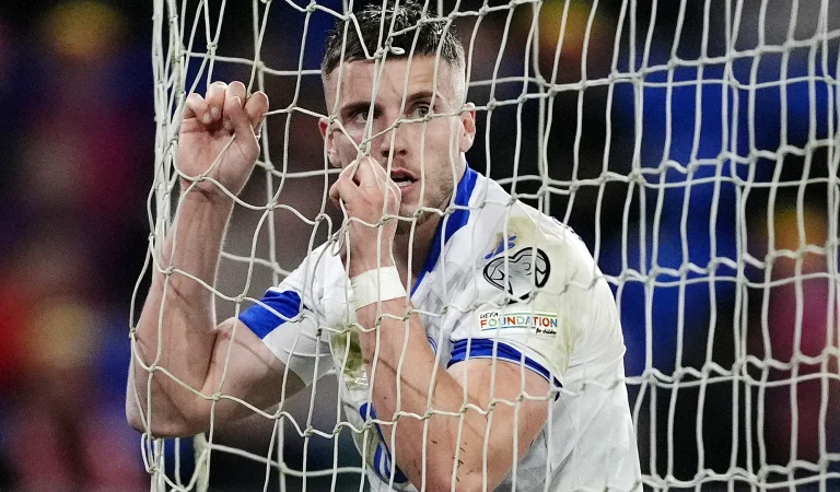 Après avoir éliminé l&rsquo;Italie, il offre une bière à tout un stade