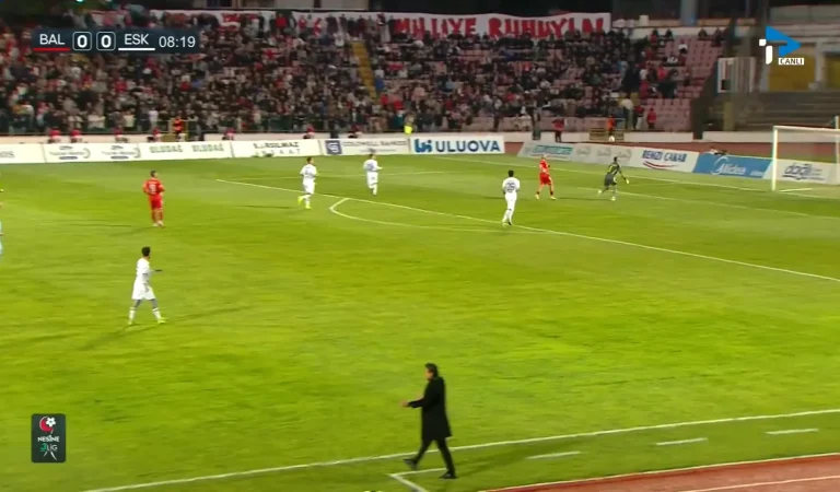 Football | Un gardien offre un but gag en perdant de vue le ballon