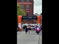 Il pense remporter la course, mais célèbre trop tôt