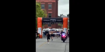 Il pense remporter la course, mais célèbre trop tôt