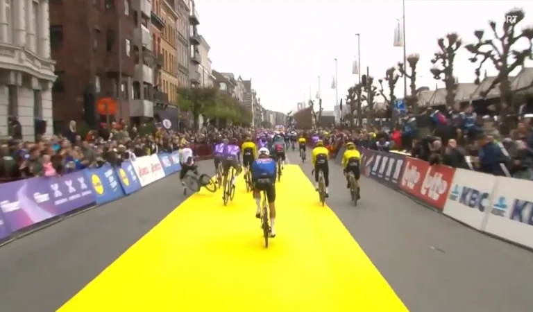 Cyclisme | Il chute 10 mètres seulement après le départ