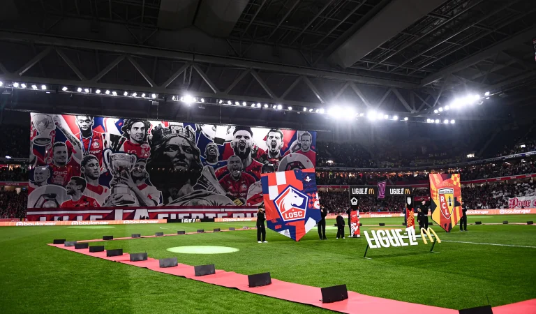 Les supporters lillois ratent 13 minutes du match à cause de leur propre tifo