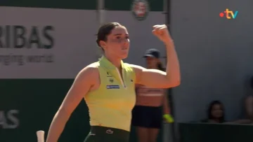 Elsa Jacquemot remporte le premier set des Françaises à Roland-Garros