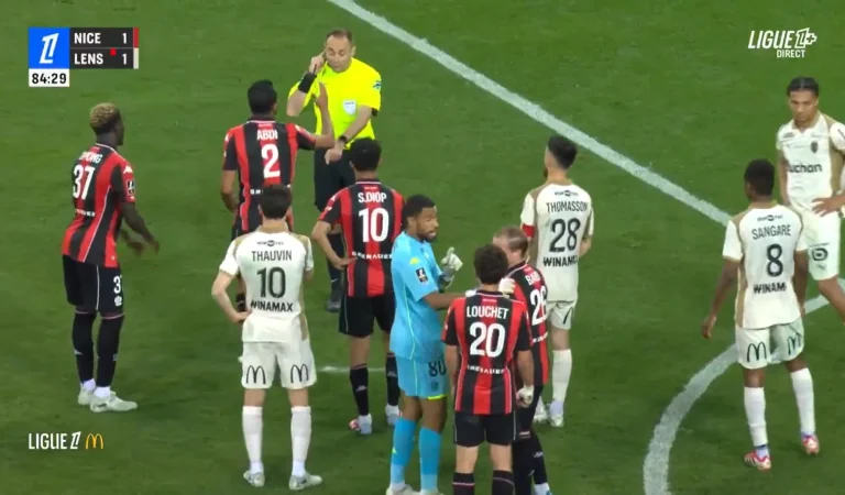 Cet arbitre vient-il de révolutionner les règles du football ?