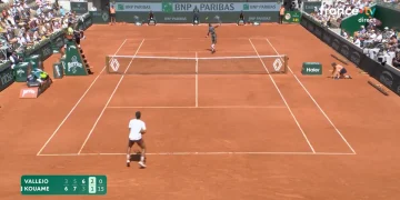 Smash dans le dos de Moïse Kouamé à Roland-Garros