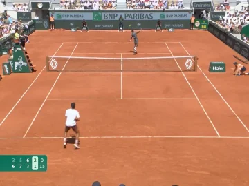 Smash dans le dos de Moïse Kouamé à Roland-Garros
