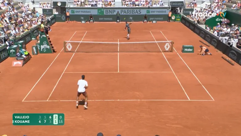 Smash dans le dos de Moïse Kouamé à Roland-Garros