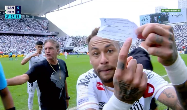 La boulette hallucinante d&rsquo;un arbitre qui sort Neymar par erreur