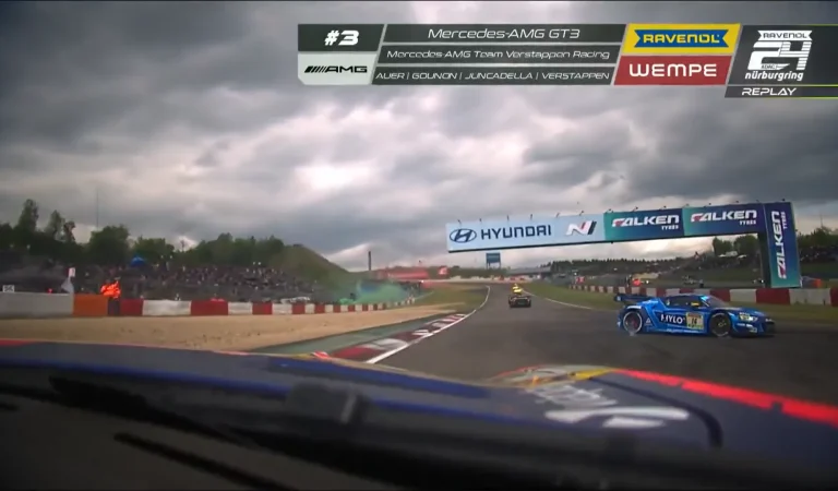 Nürburgring | Il commet un tête-à-queue… dans le tour de formation