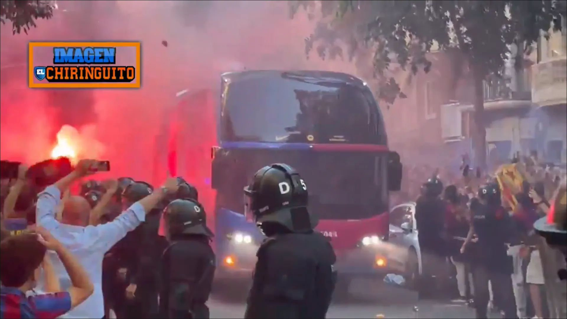 Des fans du Barça pensent caillasser le convoi du Real Madrid, mais se trompent de bus