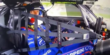 Max Verstappen a décidé d'utiliser l'herbe pour dépasser