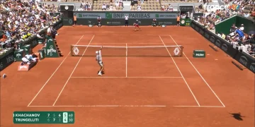 Smash raté à Roland-Garros