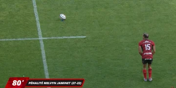 Melvyn Jaminet réussit une pénalité depuis son propre camp