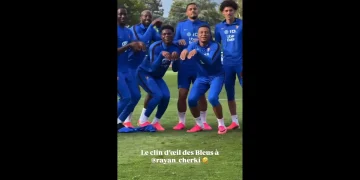 Rayan Cherki chambré par ses coéquipiers
