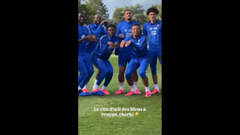 Rayan Cherki chambré par ses coéquipiers