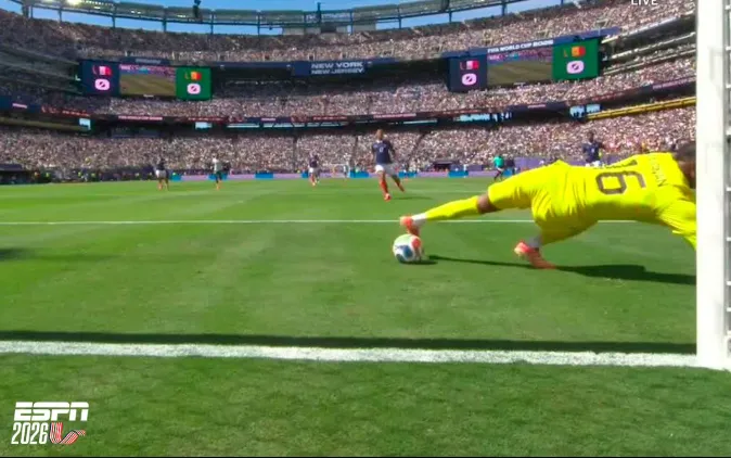Cầu thủ gây thất vọng nhất trong ngày ra quân của tuyển Pháp 1 Coupe du monde | L'arrêt ultra chanceux de Mike Maignan contre le Sénégal - FFL