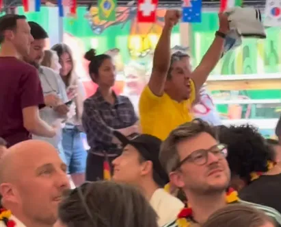 Coupe du monde | Ce Paraguayen célèbre au milieu d&rsquo;Allemands, sa réaction fait le tour du monde