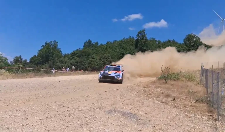 Adrien Fourmaux écope d&rsquo;une pénalité surréaliste sur le Rallye de Grèce