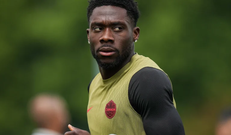 Coupe du monde | Un fan porte le maillot d&rsquo;Alphonso Davies et le croise dans la rue, mais ce qui suit est impensable