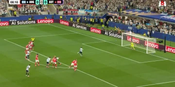 Lionel Messi rate un pénalty contre l'Autriche