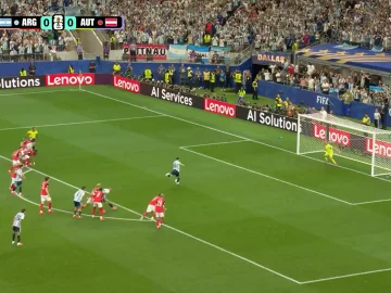 Lionel Messi rate un pénalty contre l'Autriche