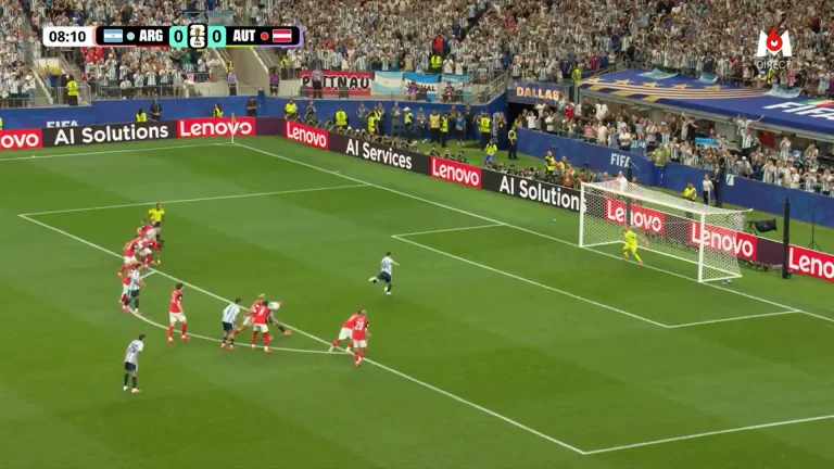 Lionel Messi rate un pénalty contre l'Autriche
