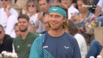 Andrey Rublev a oublié ses raquettes à Roland-Garros