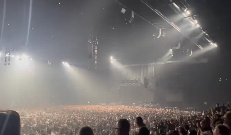 À Paris La Défense Arena, une panne d’électricité fait entrer un concert dans la légende