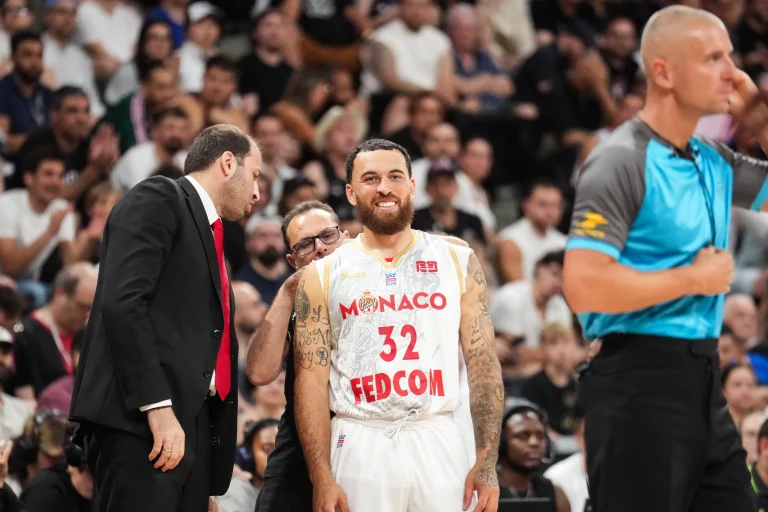 Mike James dispute la finale avec Monaco