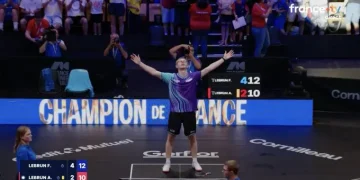 Félix Lebrun debout sur la table