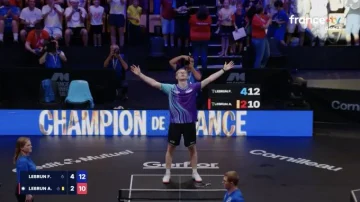 Félix Lebrun debout sur la table