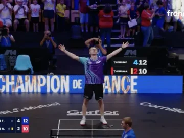 Félix Lebrun debout sur la table
