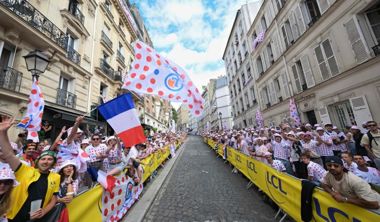 Les images démentielles du passage du Tour de France dans la rue Lepic !