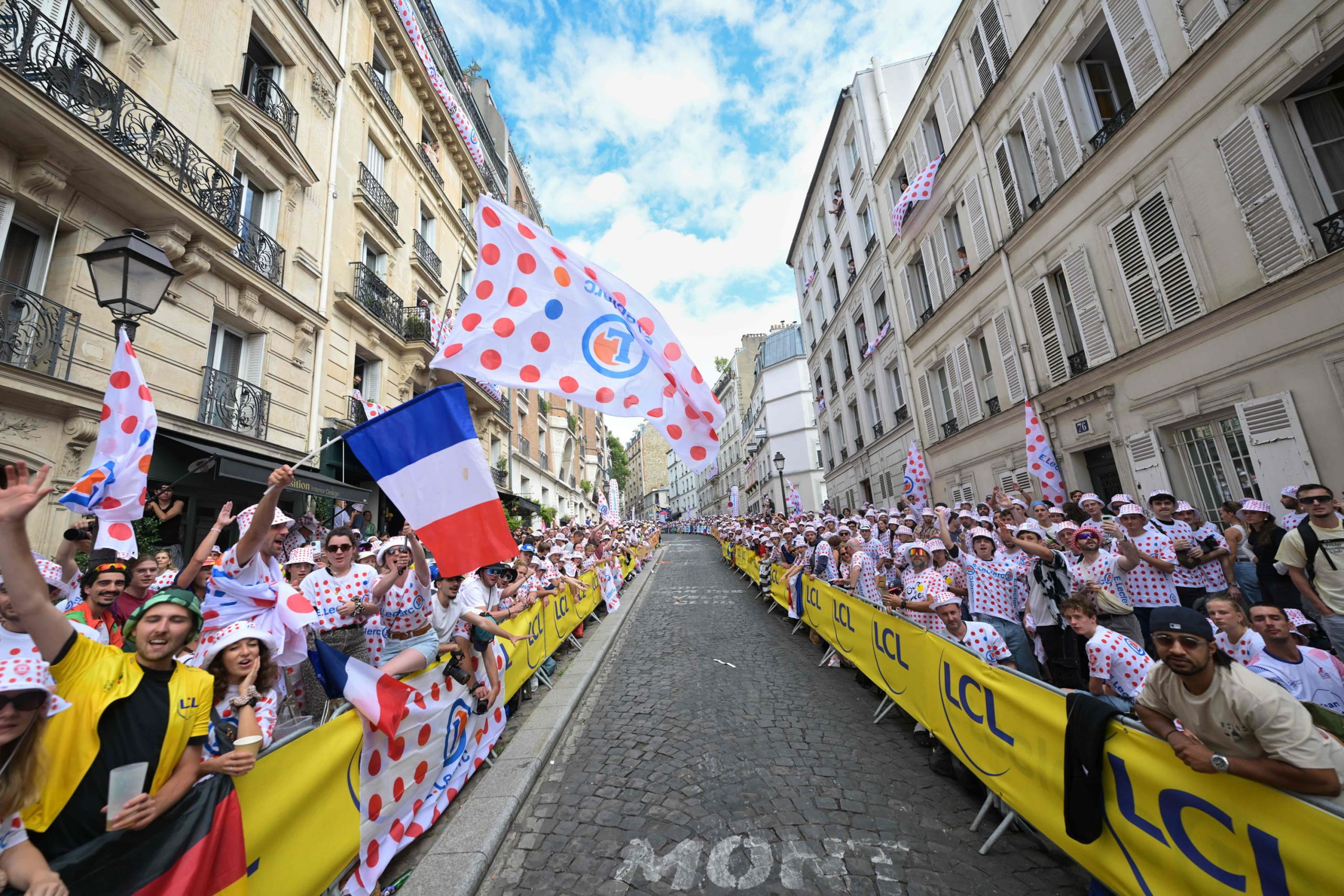 Les images démentielles du passage du Tour de France dans la rue Lepic !