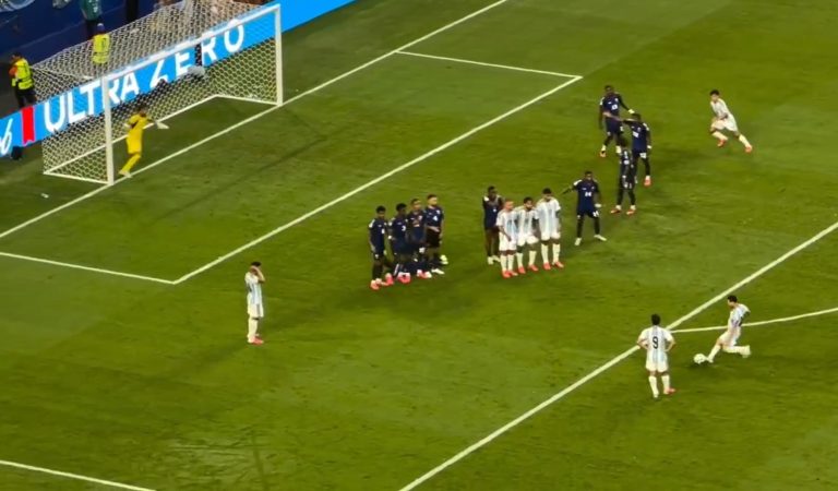 Le coup franc surprenant de Messi alors que le gardien n&rsquo;est pas prêt