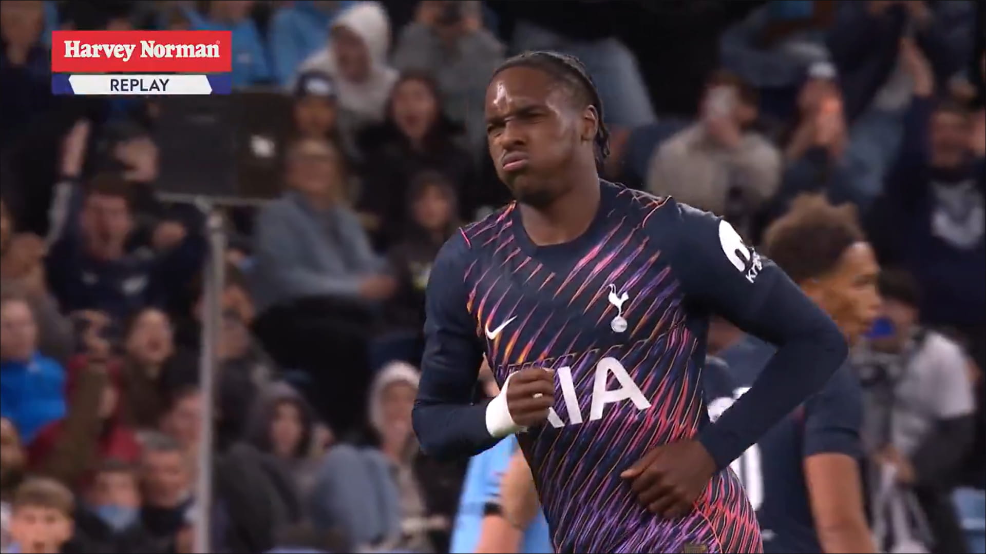 Football | Le coup franc sorti de nulle part de Mathys Tel avec Tottenham