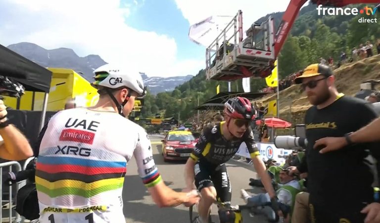 L&rsquo;arrivée déjà iconique de Pogacar qui attend Vingegaard sur le Tour de France