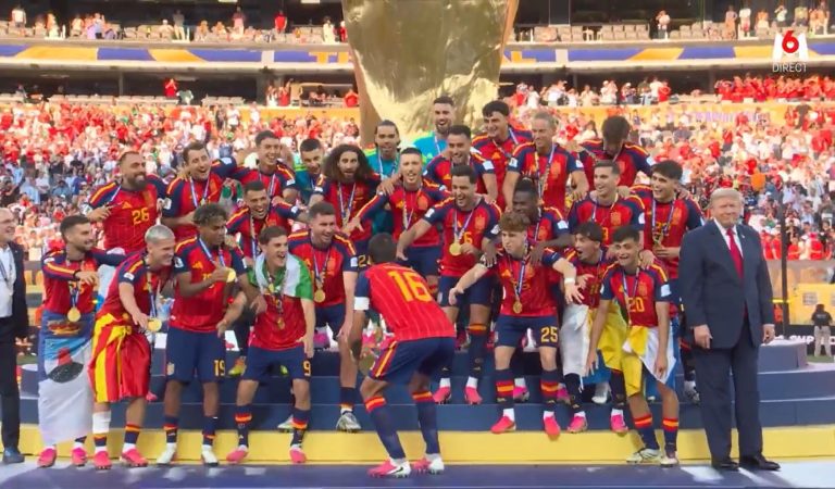 Le montage déjà légendaire de l’Espagne sur la photo du titre à la Coupe du monde