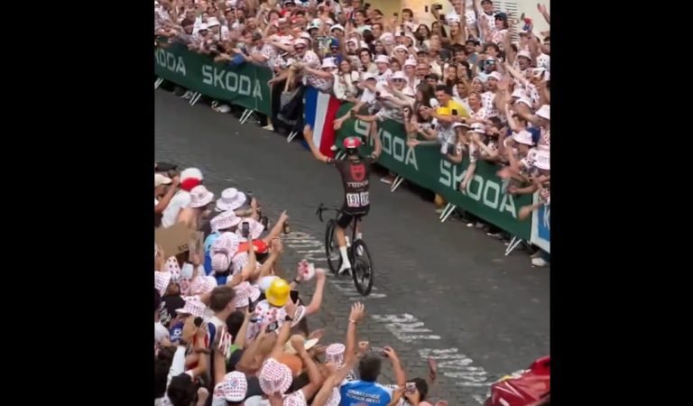 Le show magique de Julian Alaphilippe dans la rue Lepic pour son dernier Tour de France
