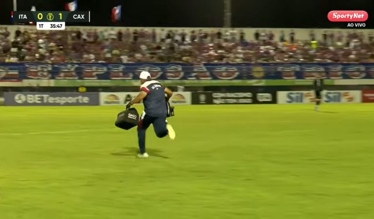 L&rsquo;entrée fracassante d&rsquo;un soigneur qui provoque l&rsquo;hilarité de tout un stade au Brésil