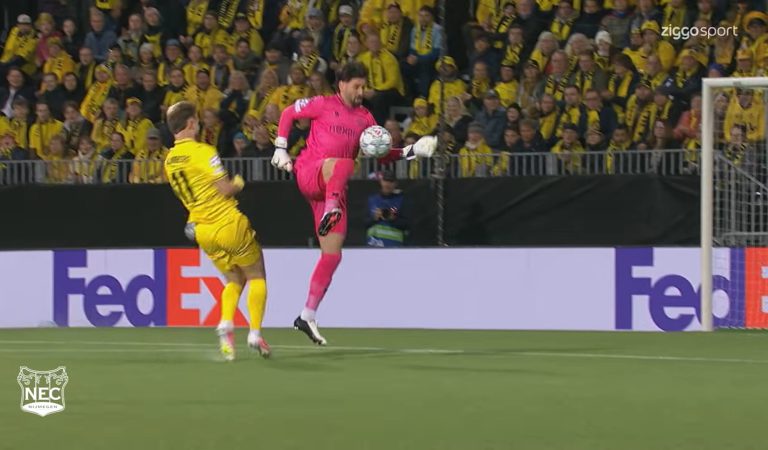Il reçoit un carton rouge prodigieux en moins de 3 minutes en Ligue des Champions