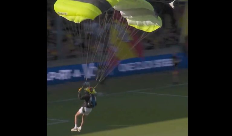 Le coup d&rsquo;envoi de l&rsquo;année vous est offert par un parachutiste aux Pays-Bas !
